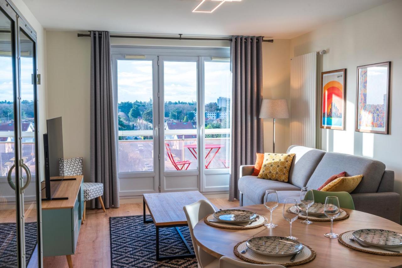 Ferienwohnung T2 De Standing Climatise Avec Parking Prive, Tram T2 T5, Hopitaux Est Bron Exterior foto