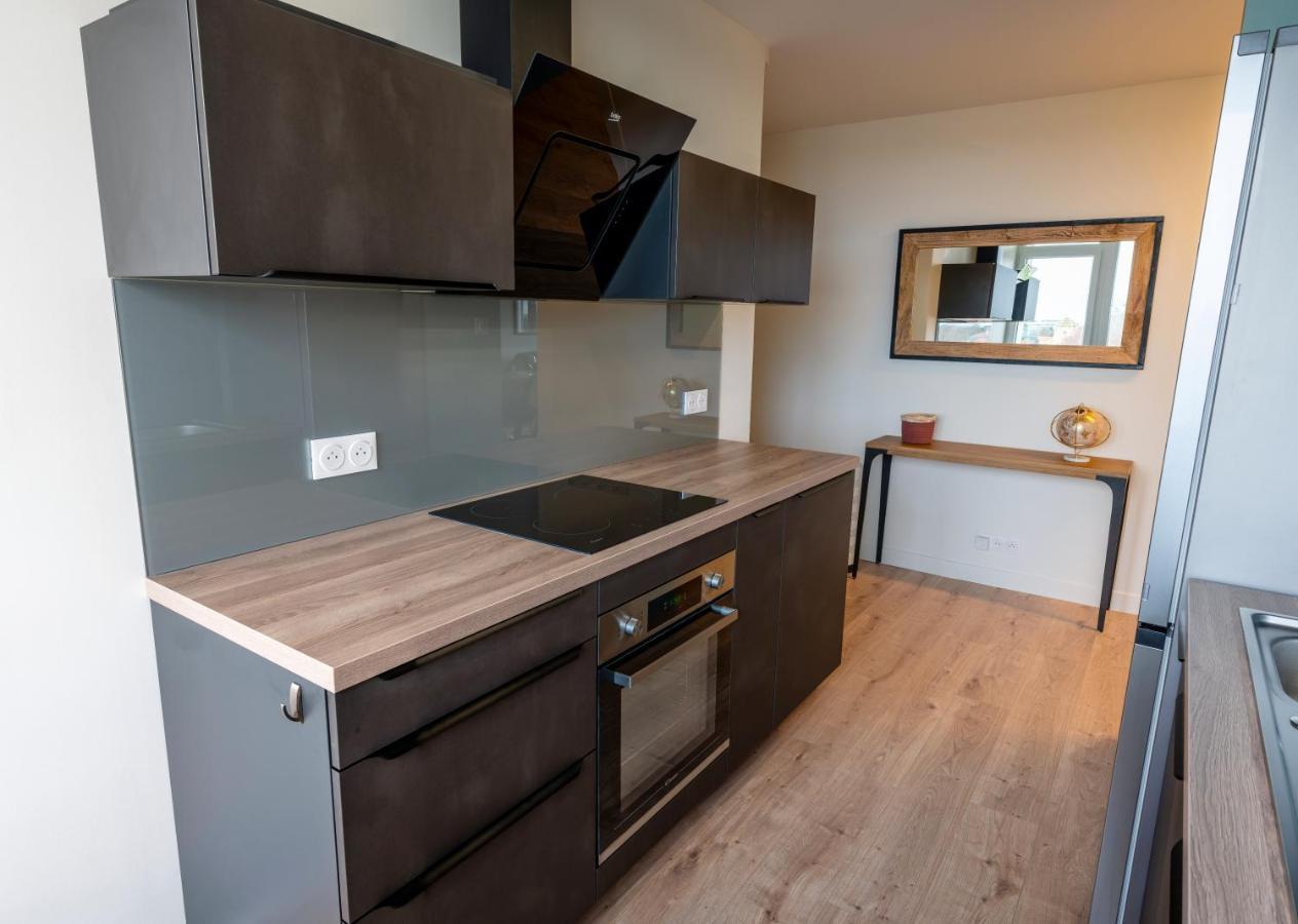 Ferienwohnung T2 De Standing Climatise Avec Parking Prive, Tram T2 T5, Hopitaux Est Bron Exterior foto